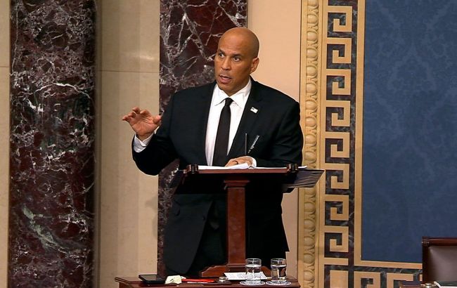 Сенатор произнес 25-часовую речь с критикой администрации Трампа