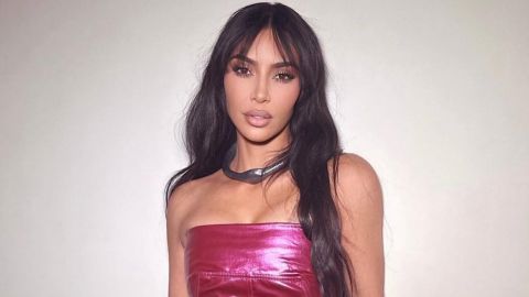Ким Кардашьян в атласном черном боди показала крошечную талию