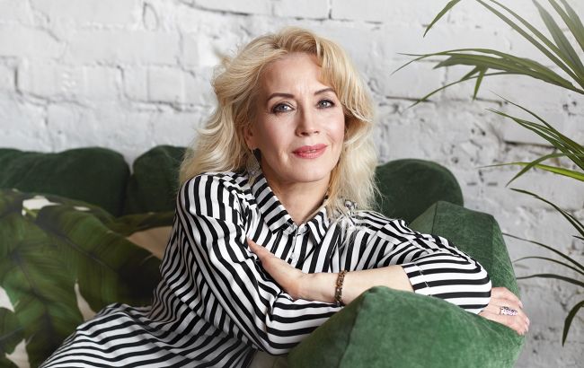 Этот макияж для женщин после 50 "минуснет" сразу 10 лет: красоту не испортит даже летняя жара