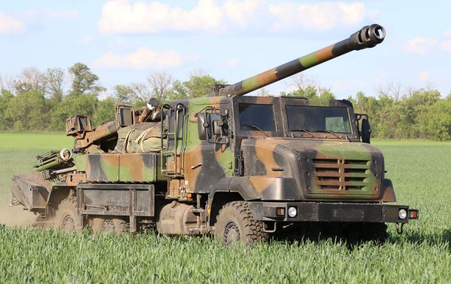Військова допомога від Франції: Макрон показав завантаження САУ Caesar для України