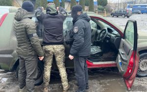 На Донеччині військовий продавав зброю: вдома у нього знайшли 500 дронів