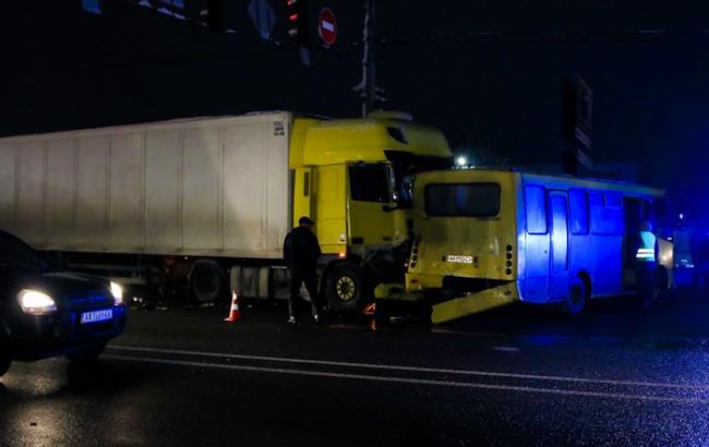 Під Києвом фура протаранила 6 машин