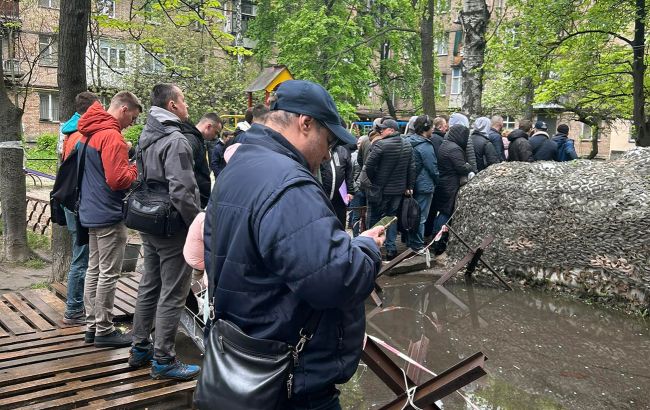 Є бронь, але прийшла повістка. Чому їх надсилають і чи треба йти в ТЦК