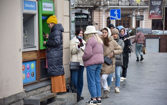 Зняти до 20 000 гривень без світла: де точно працюють банкомати у блекаут та як знайти відділення