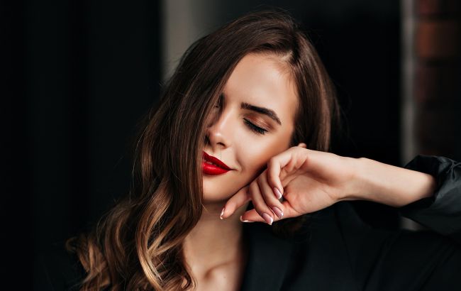 Эксперт показала трюк, с которым дешевая помада будет держаться дольше