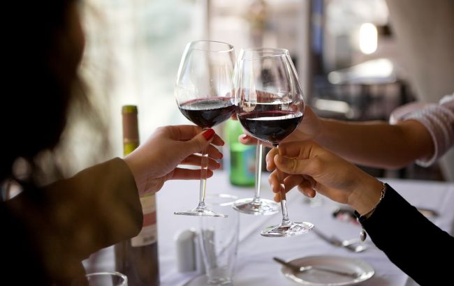 Червоне чи біле? Дієтологи сказали, яке вино менш шкідливе для здоров&rsquo;я