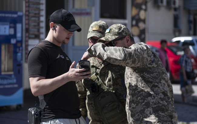 Телефон, бус і ВЛК. Омбудсмен пояснив, що дозволено і заборонено працівникам ТЦК