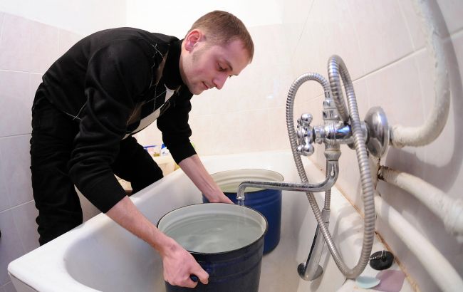 Частина Києва без водопостачання після обстрілів: в яких районах немає води