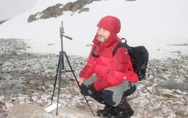 Длиной - с Крещатик. Украинские полярники показали уникальный "столовый" айсберг (фото)