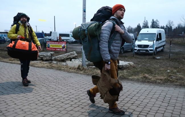 Кому з чоловіків зараз можна виїжджати за кордон: документи та умови