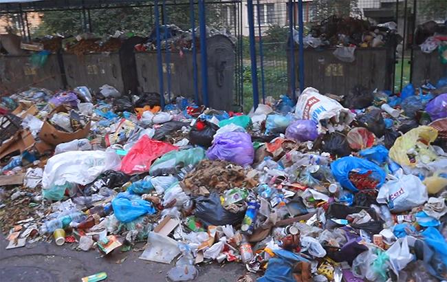 Во Львове студенты "застелили" дорогу под общежитием мусором