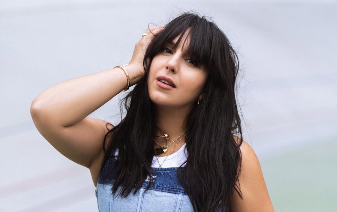 Як поєднати об'ємний верх і трендовий денім: приклад від Джамали