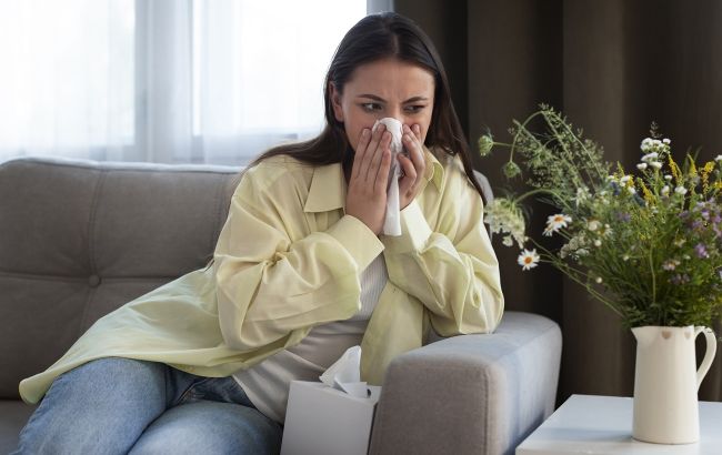 Нічне жахіття алергіка: лікар назвала 10 речей у вашому домі, які провокують чхання