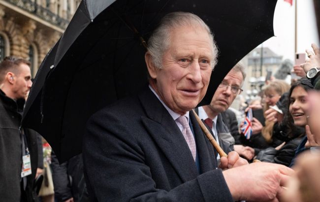 Король Чарльз III вперше після початку лікування вийшов на прогулянку з дружиною (фото)