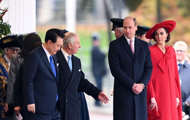 Кейт Міддлтон у яскравому образі зачарувала короля Чарльза III вдалим реверансом (відео)