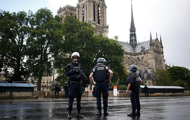 Чоловік, що напав на поліцейських біля Нотр-Даму у Парижі назвався "солдатом халіфату" ІДІЛ