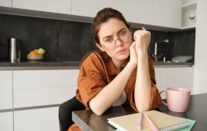 Они сами усложняют жизнь: какие знаки Зодиака постоянно накручивают себя