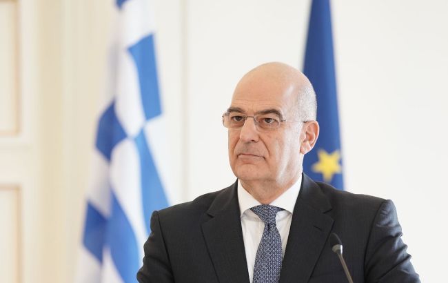 Глава МЗС Греції після прибуття до Лівії відмовився виходити з літака: що сталося