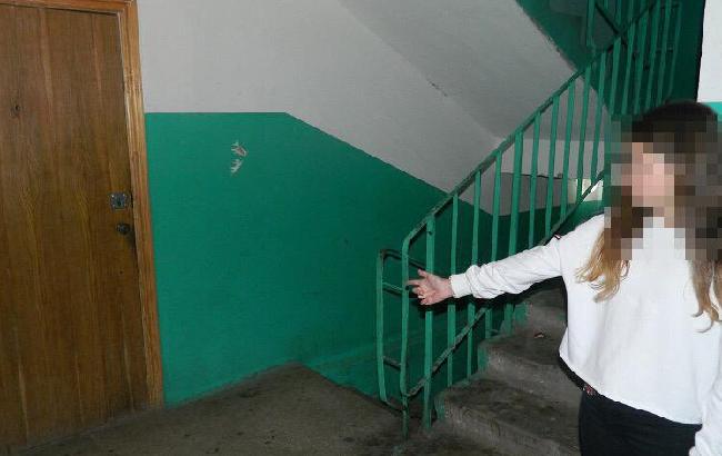 Встретил возле лифта: в Киеве мужчина ограбил 13-летнюю школьницу
