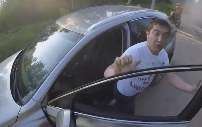 "Единороса", набросившегося с кулаками на мотоциклиста, российский телеканал выставил потерпевшим