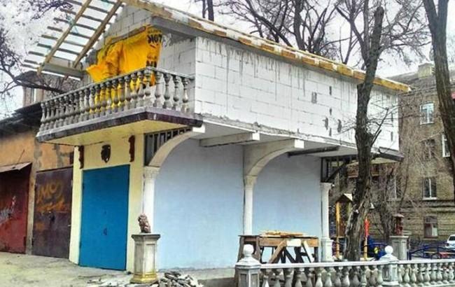 Запорожский ампир: в центре города появился гараж "в стиле Пшонки"