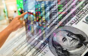 Курс долара в обмінниках знову зріс. Наскільки подорожчала валюта з початку тижня