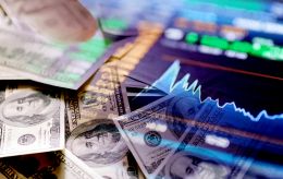 Долар дешевшає через проблеми у США. Скільки сьогодні коштує валюта в обмінниках