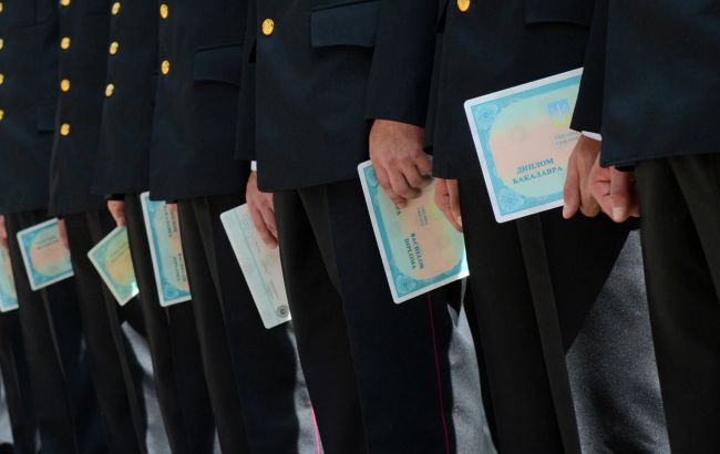 "Красные" дипломы не вернут: в МОН предложили альтернативу