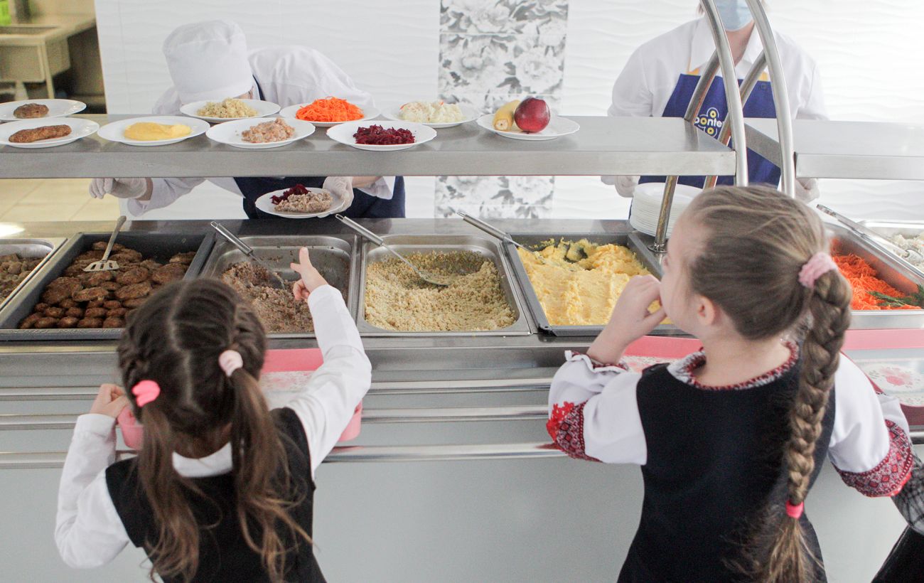 Фабрики-кухні та безкоштовні обіди: що зміниться у школах з 1 вересня