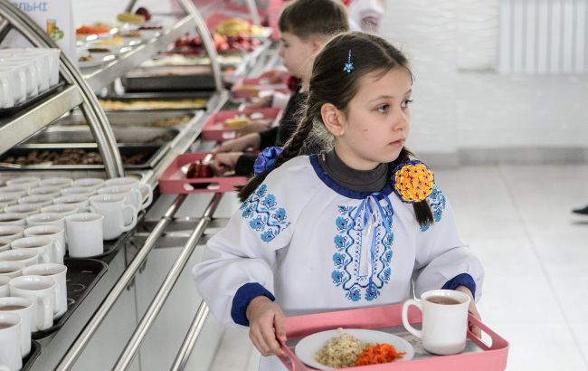 "Каша під дощем": у Миколаєві спалахнув скандал через умови приготування шкільних обідів