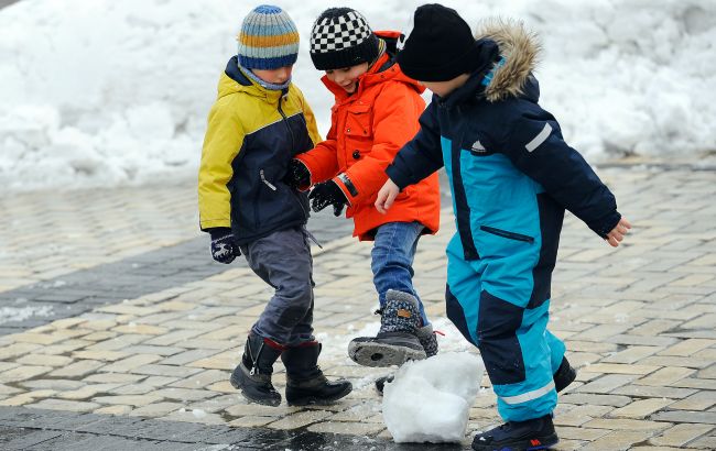 В Ровно трое детей провалились под лед