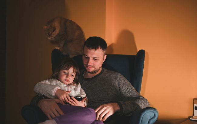 У всіх областях, але не весь день: якими будуть графіки відключень світла 19 березня