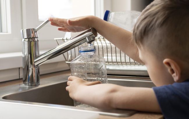 Харьковчане пьют воду, которая может быть смертельно опасна для детей: что известно