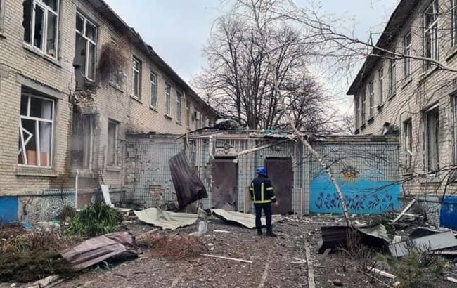 В Кременной оккупанты обстреляли здание: 1 человек погиб, 2 пострадали