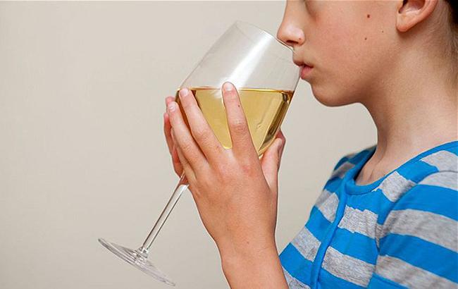 Підлітковий алкоголізм: батьки споюють власних дітей на Різдво і Новий рік