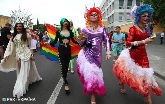 Біля Будинку вчителя в Києві продовжують збиратися учасники Маршу рівності