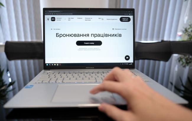 Кабмін готує зміни у бронюванні, але взяв 5 днів на доопрацювання