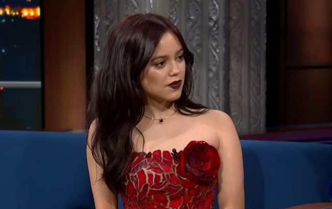 Зірка "Венздей" Дженна Ортега показалася у червоній сукні зі скла: скільки коштує ефектний образ