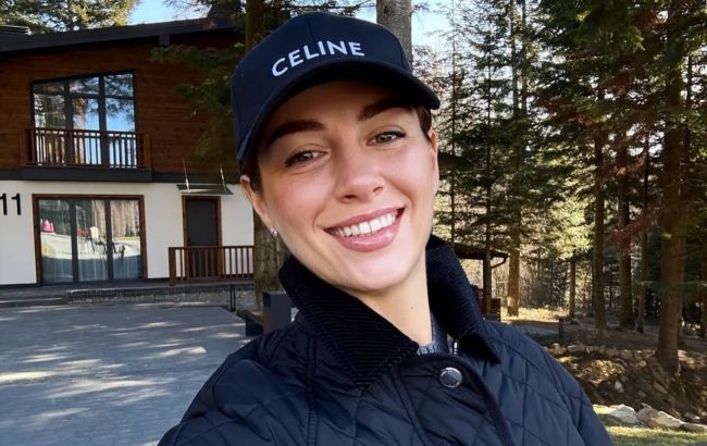 Жена Решетника засветила "лакшери-лук" на отдыхе с детьми: куртка от Burberry, кепка - от Celine (фото)