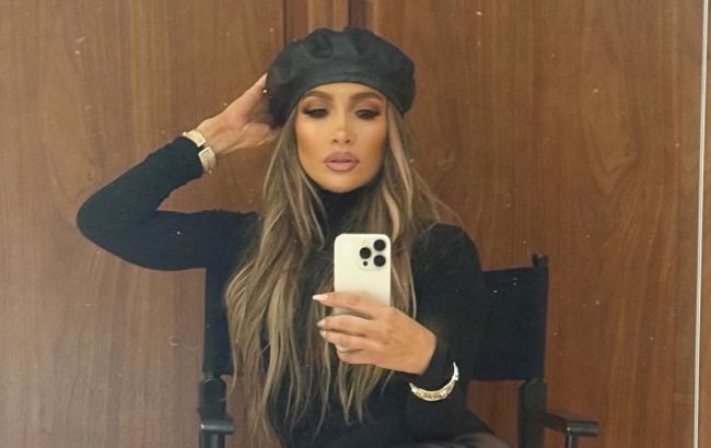 Дженніфер Лопес показала ідеальні колготки на осінь: з чим носити