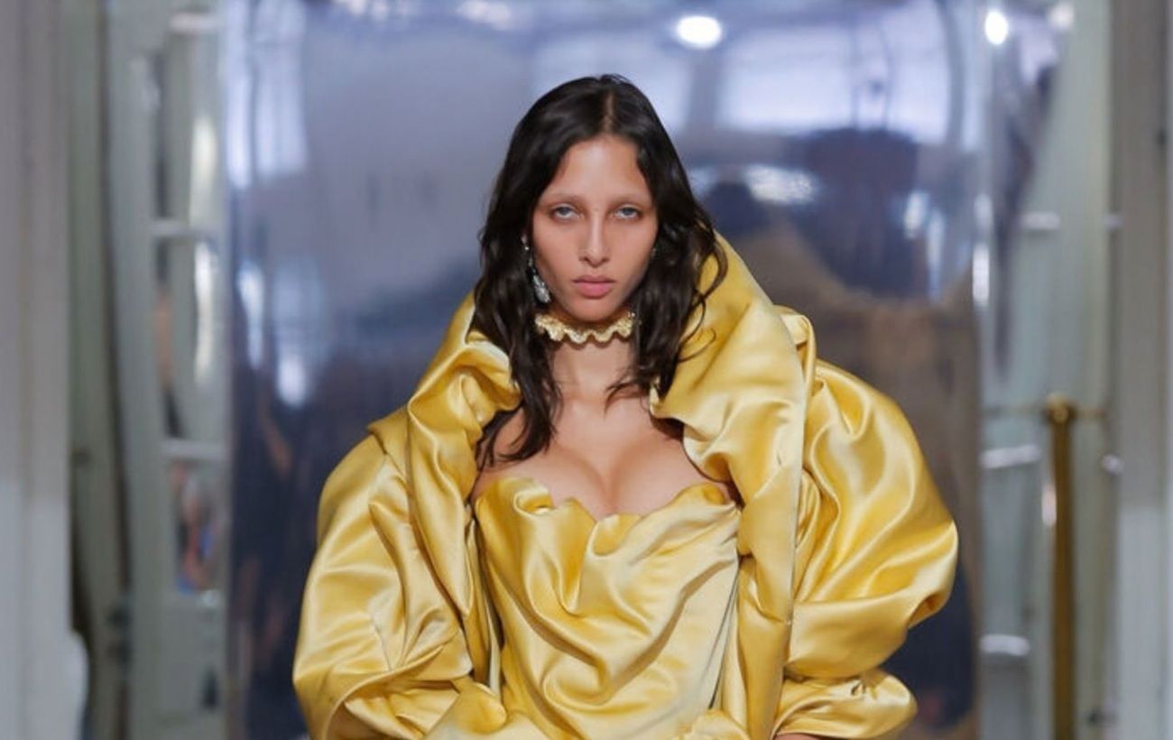 Яскраві принти та гігантські капелюхи: Vivienne Westwood показав ефектну колекцію SS27