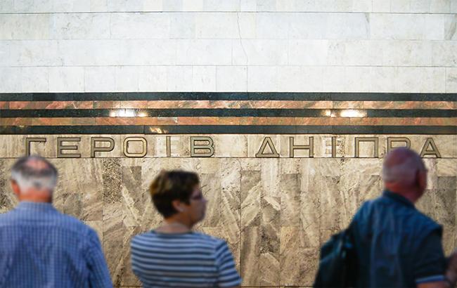 В Киеве на станции метро не могут снять "георгиевскую ленту"