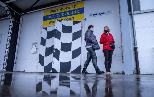 Як українським переселенцям їздити додому з Європи і не втратити особливий статус