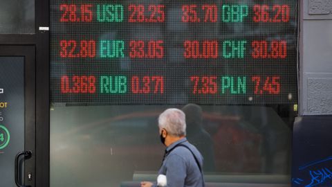 Финансовый кризис и отток валюты: появился прогноз курса доллара в Украине на начало осени