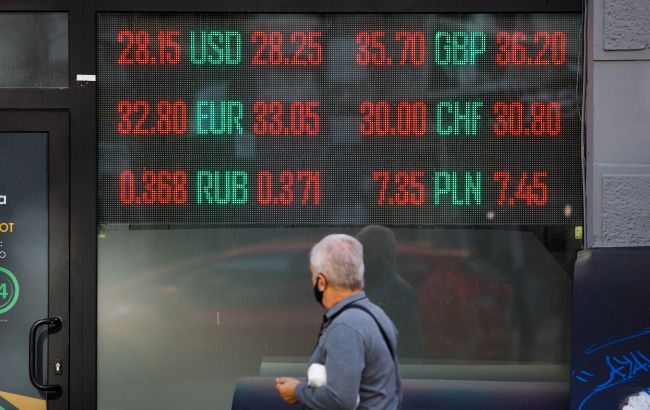 Финансовый кризис и отток валюты: появился прогноз курса доллара в Украине на начало осени