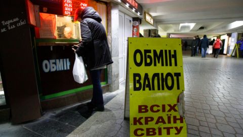 Доллар рухнет капитально: озвучен новый прогноз курса валют