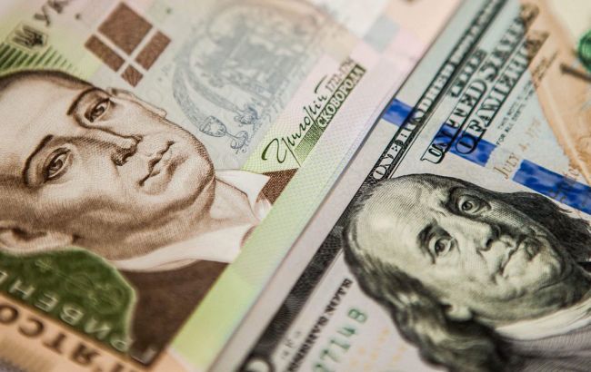 НБУ опустил официальный курс доллара ниже 25 гривен
