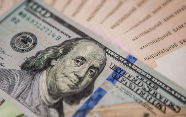 Курс доллара на межбанке упал ниже уровня 24,20 гривен