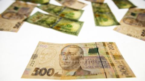 Курс доллара продолжил рост в начале недели