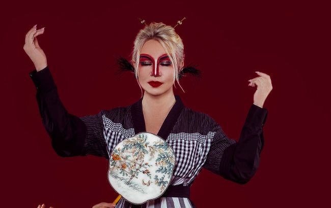 Українська співачка в образі гейші презентувала пісню для тих, хто святкує день народження наодинці